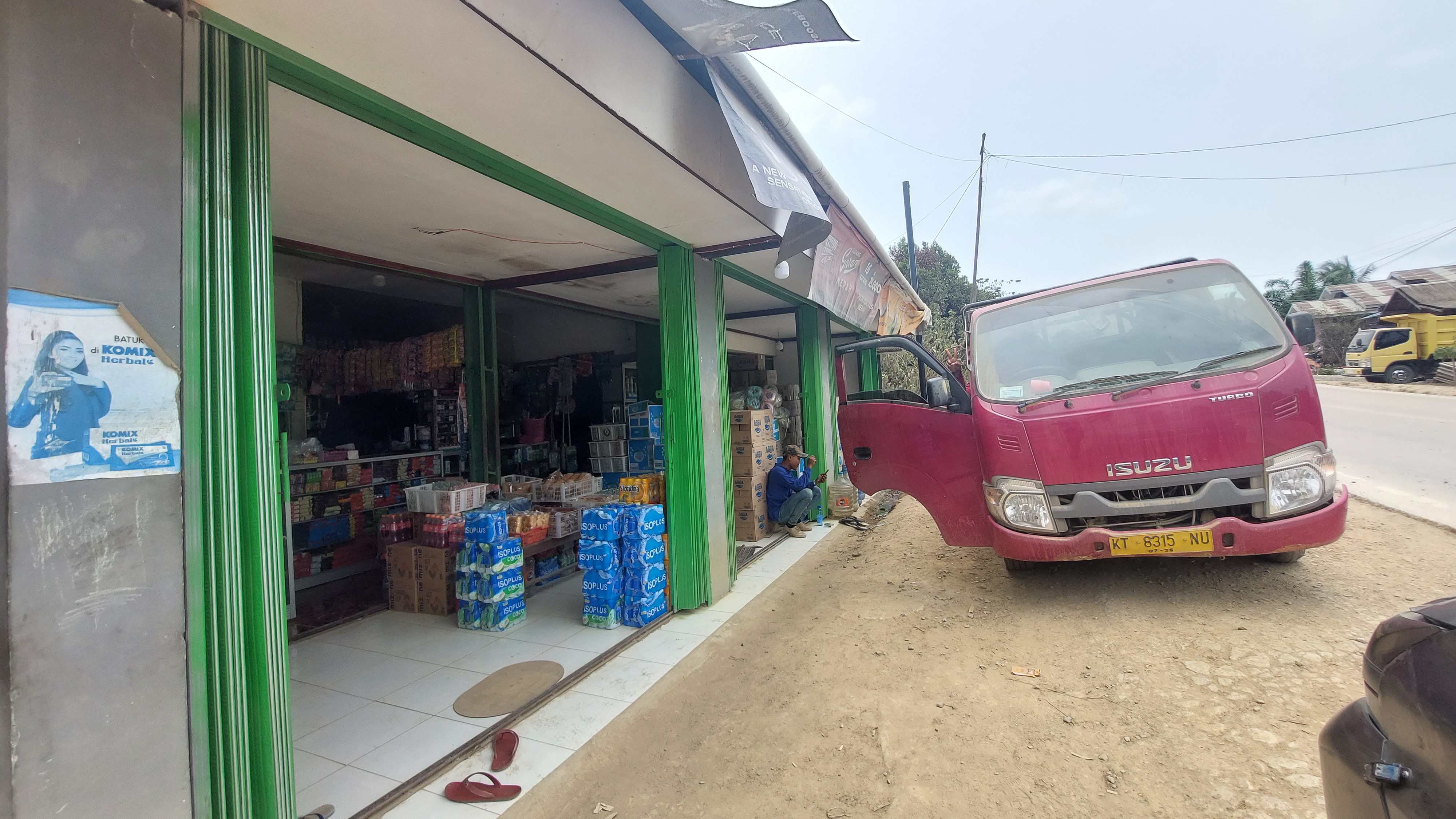 Toko Rizky terletak di Jalan Negara, Desa Bumi Harapan, Kecamatan Sepaku, Kabupaten Penajam Paser Utara. Riana telah menjaga toko milik keluarganya ini sejak akhir 2022. (Fitri Wahyuningsih/Kaltimtoday.co)
